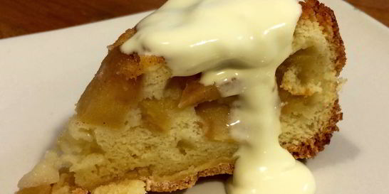 Шарлотка с корицей и яблоками