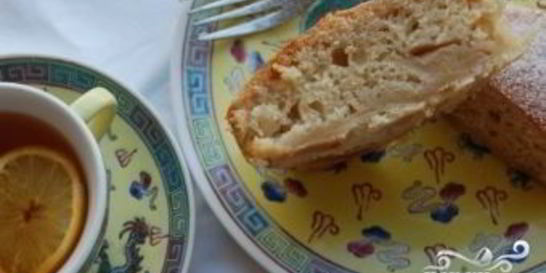 Шарлотка с манкой и яблоками