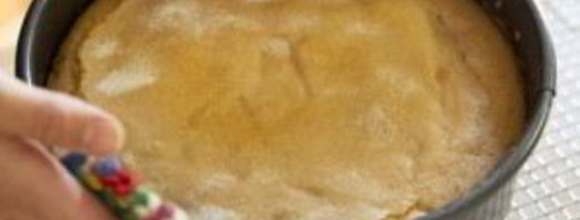 шарлотка с манкой и яблоками. Шаг 6