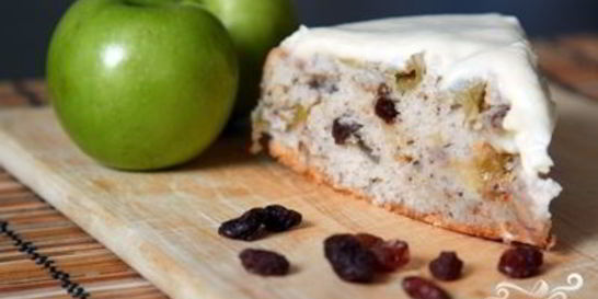 Шарлотка с орехами и яблоками
