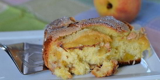 Шарлотка с персиками