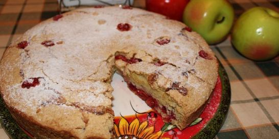 Шарлотка с вишней в духовке