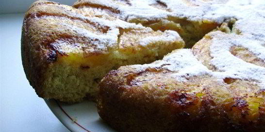 Шарлотка с вишней