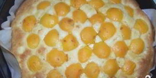 Шарлотка с яблоками и абрикосами