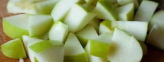 шарлотка с яблоками и абрикосами. Шаг 3