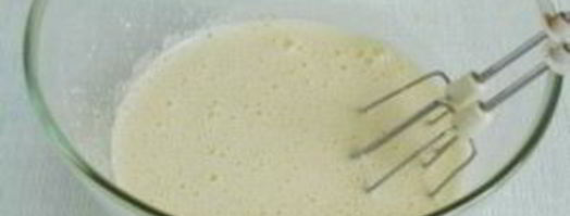 шарлотка с яблоками и абрикосами. Шаг 4