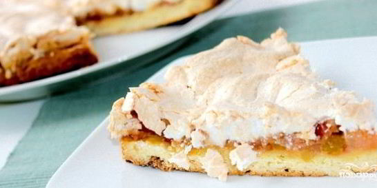 Шарлотка с яблоками и безе