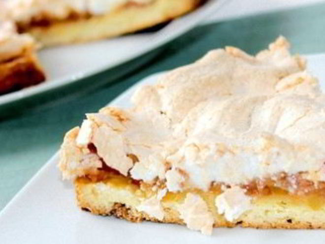 Рецепт шарлотки с яблоками и безе