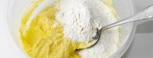 шарлотка с яблоками и безе. Шаг 3