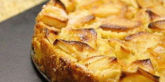 Шарлотка с яблоками и грушами