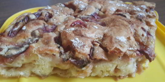 Шарлотка с яблоками и сливой