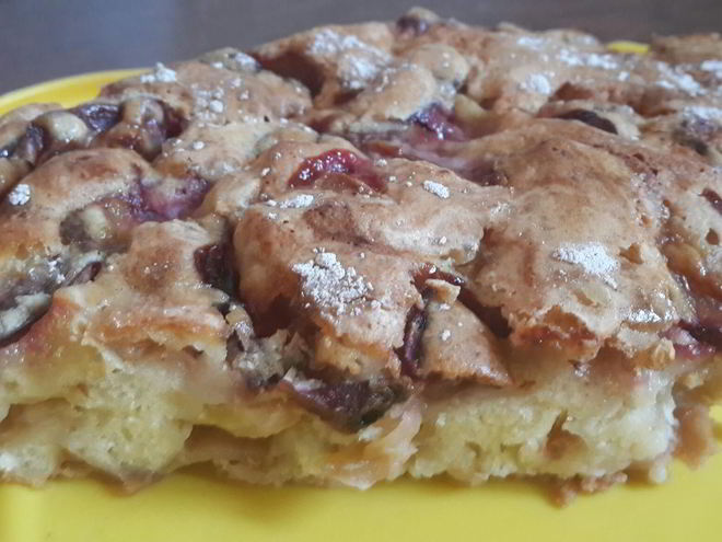 Рецепт шарлотки с яблоками и сливой