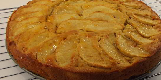 Шарлотка с яблоками и сметаной