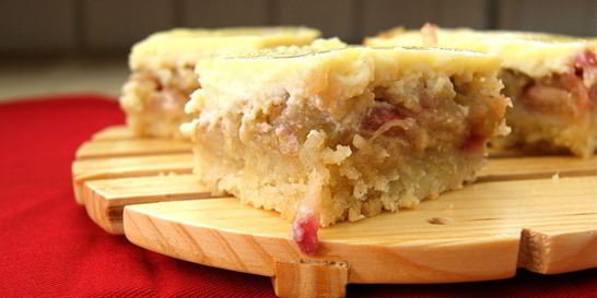 Шарлотка с яблоками и творогом