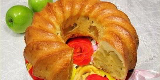 Шарлотка с яблоками на кефире