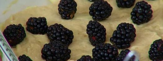 шарлотка с ягодами. Шаг 6