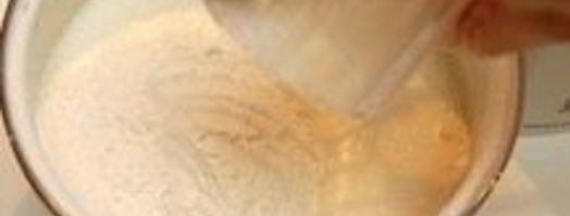 шарлотка с замороженными яблоками. Шаг 3