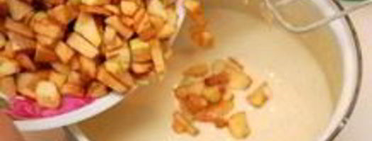 шарлотка с замороженными яблоками. Шаг 5