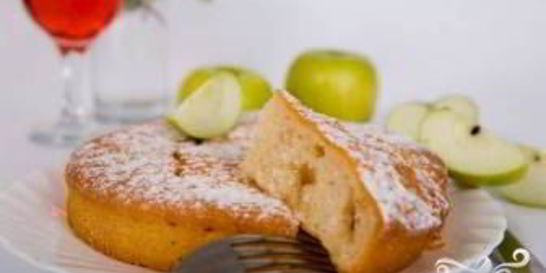 Шарлотка со сгущенкой и яблоками