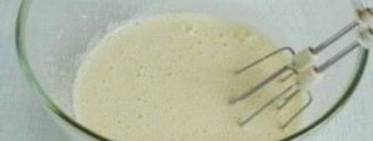 шарлотка со сгущенкой и яблоками. Шаг 2