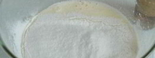 шарлотка со сгущенкой и яблоками. Шаг 3