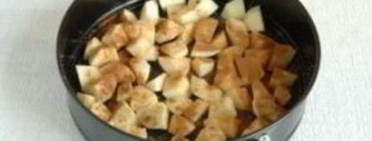 шарлотка со сгущенкой и яблоками. Шаг 4