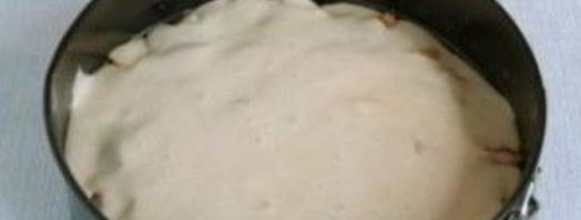 шарлотка со сгущенкой и яблоками. Шаг 5