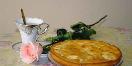 Шарлотка со сметаной с яблоками