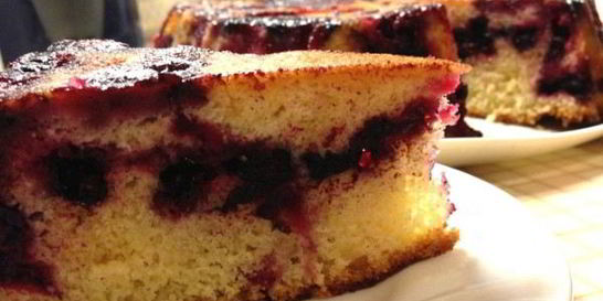 Шарлотка со смородиной