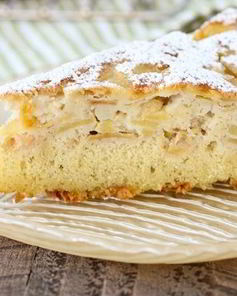 Воздушная шарлотка с яблоками