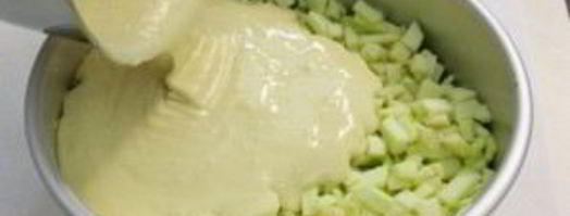 воздушная шарлотка с яблоками. Шаг 4