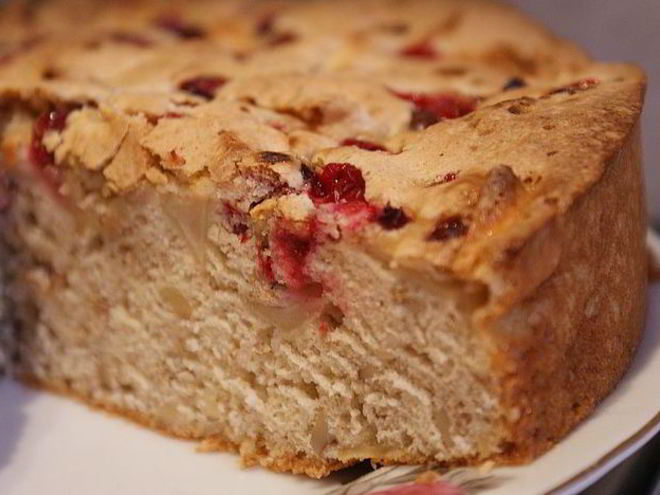 Рецепт яблочной шарлотки с грецкими орехами и брусникой