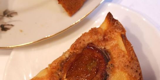 Яблочная шарлотка со сливами