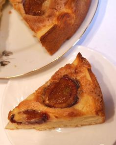 Яблочная шарлотка со сливами