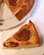 Яблочная шарлотка со сливами