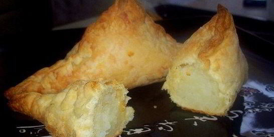 Слоено-дрожжевые конвертики с картофелем и сыром