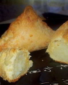 Слоено-дрожжевые конвертики с картофелем и сыром