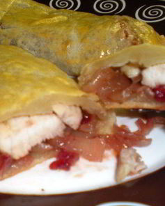 Слойка с белым мясом птицы и луково-брусничным конфитюром