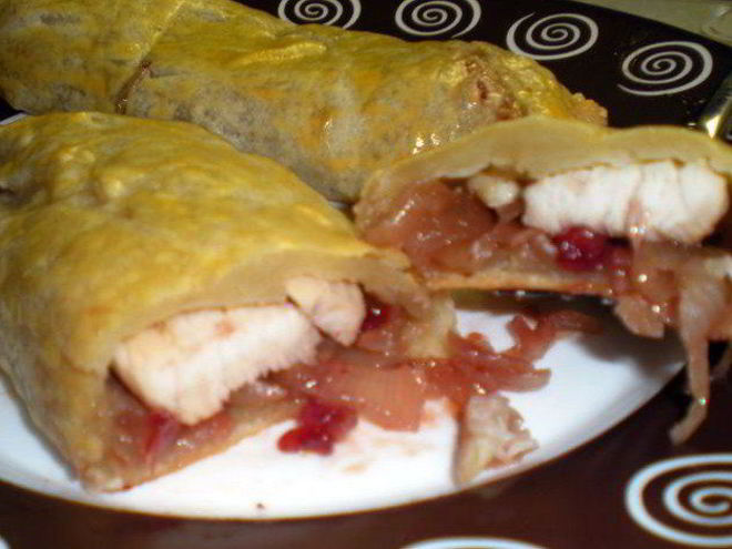 Рецепт слойки с белым мясом птицы и луково-брусничным конфитюром