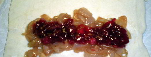 слойка с белым мясом птицы и луково-брусничным конфитюром. Шаг 3