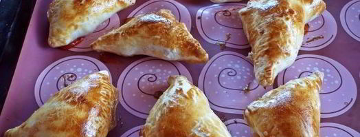 слойки из бездрожжевого слоеного теста с ветчиной. Шаг 12