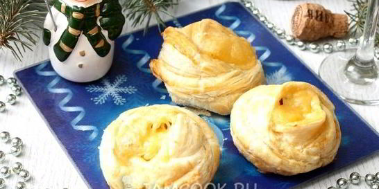 Слойки-розочки с курицей и сыром