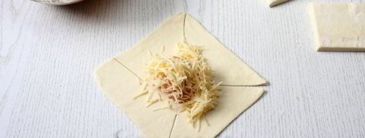 слойки-розочки с курицей и сыром. Шаг 9