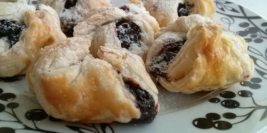 Слойки с черникой