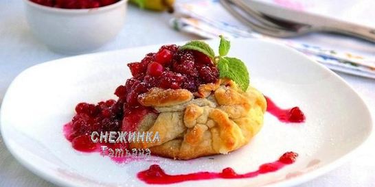 Слойки с грушей, сыром Джюгас и брусничным соусом