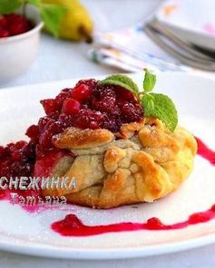 Слойки с грушей, сыром Джюгас и брусничным соусом