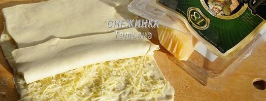 слойки с грушей, сыром джюгас и брусничным соусом. Шаг 2