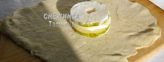 слойки с грушей, сыром джюгас и брусничным соусом. Шаг 4