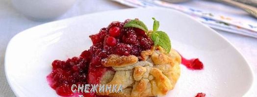 слойки с грушей, сыром джюгас и брусничным соусом. Шаг 9