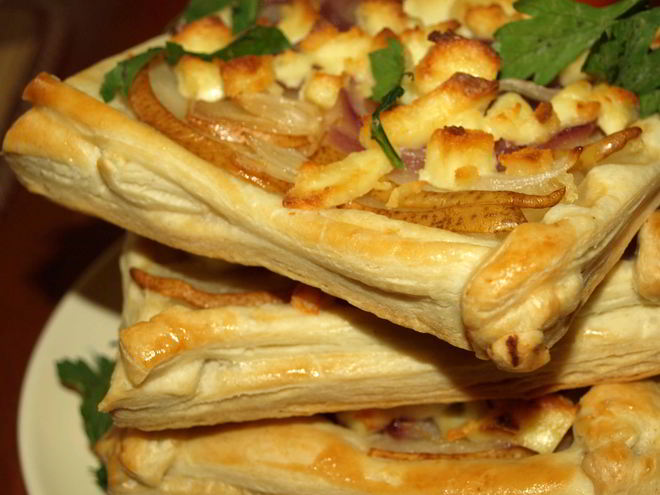 Рецепт слойки с грушей, ялтинским луком и адыгейским сыром